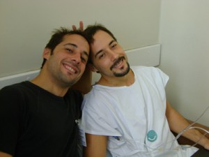 Eu mangando de Danilo, que mal se aguentava no dia seguinte ao da cirurgia.