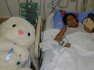 O coelho gigante ocupa o lugar do meu pai na poltrona dos acompanhantes, na UTI.