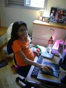 Ana Paula no computador Enquanto não volta às aulas, Ana Paula vai ficando craque nos games