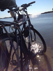 Minha bicicleta experimentando o oceano.