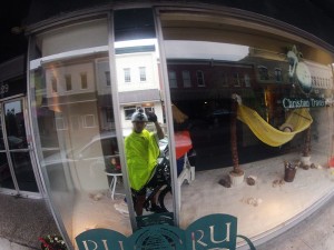 Esperando a loja de bike abrir...