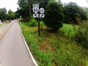As plaquinhas sinalizando as estradas que temos que seguir