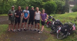 Grupo de ciclistas posando para foto antes de partir para mais um dia de viagem