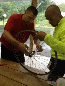 Bill e Joe consertando a roda da bike