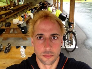 Acampado no parque, ocupando todas as mesas