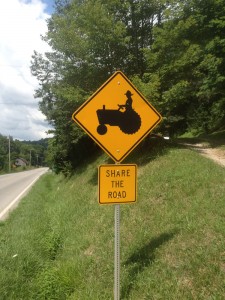 Placa com trator Placa de trânsito mandando compartilhar a estrada com um trator