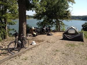 Acampamento à beira do lago de Rough River