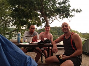 Ciclistas prestes a jantar