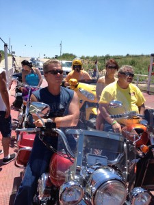 Motoqueiros na balsa