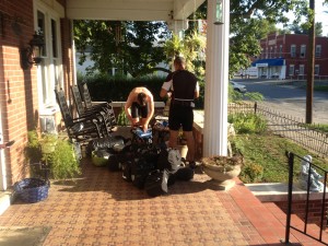 Terminando de aprontar a bagagem pra viagem do dia.