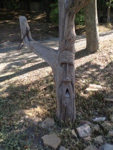 Postes de madeira esculpida