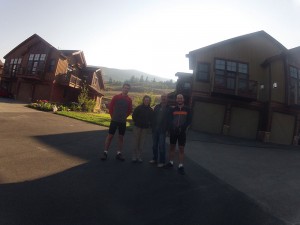 Randy e Roberta, se despedindo da gente na frente de casa