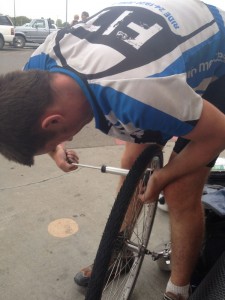 Lewis trocando o pneu