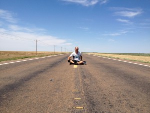 Estrada tão chata, vazia e reta que dá pra sentar no meio.