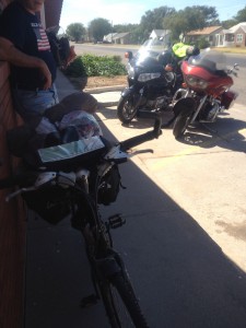 Motoqueiros e ciclista