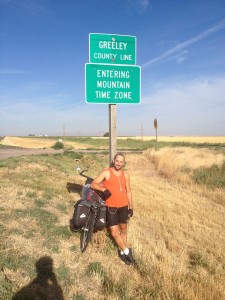 Entrando no fuso da montanha Na frente da placa que indica o novo fuso horário