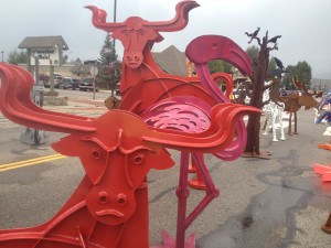 Touro de aço Touro e flamingo de aço