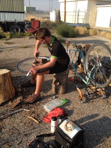 Lewis desmontando a bike Lewis se divertindo com a bike