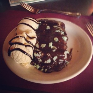 Sorvete com bolo de chocolate e menta