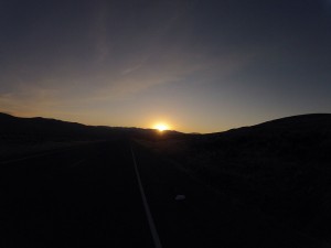 A noite desaba na estrada