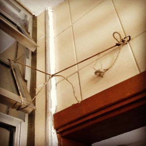 Fio amarrado entre parede e vitrô