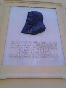 Painel em alto-relevo em homenagem a Nikola Tesla