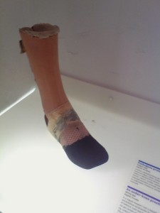 Uma prótese de um pé direito exibida no Museu dos Relacionamentos Desfeitos.