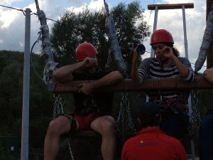 Depois que o balanço finalmente para, vê-se Marcio, ainda tremendo, segurar a cabeça com o braço direito enquanto se agarra com todas as forças ao balanço com o braço esquerdo. Ashley, a seu lado, filma impiedosamente.