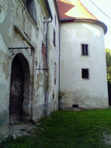 A fachada de um castelo em grande desreparo.
