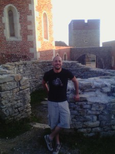 Marcio na frente de um dos muros de pedra de Medvedgrad