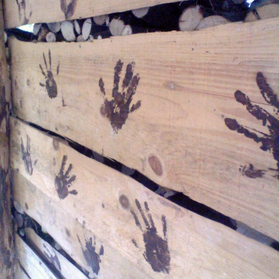 Marcas de mão em madeira