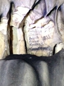 No vão de uma estalagmite vê-se seis nomes um sobre os outros: Catalino, Jkarich, Belsich, Fristas, Wajurak e Komjmus. Ao lado, o ano: 1835.