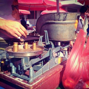 Balança com vários pequenos pesos em um prato, com o outro prato uma posição superior, vazio