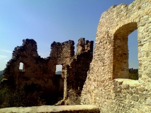 Paredes de rocha em ruínas.