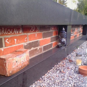 Tijjolos com nomes de vítimas escritos em Zid Boli